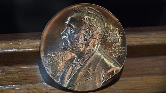 В Стокгольме объявили лауреатов Нобелевской премии по физике 2020 года.