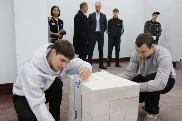 Школьников знакомит с профессиями олимпиада рабочих рук