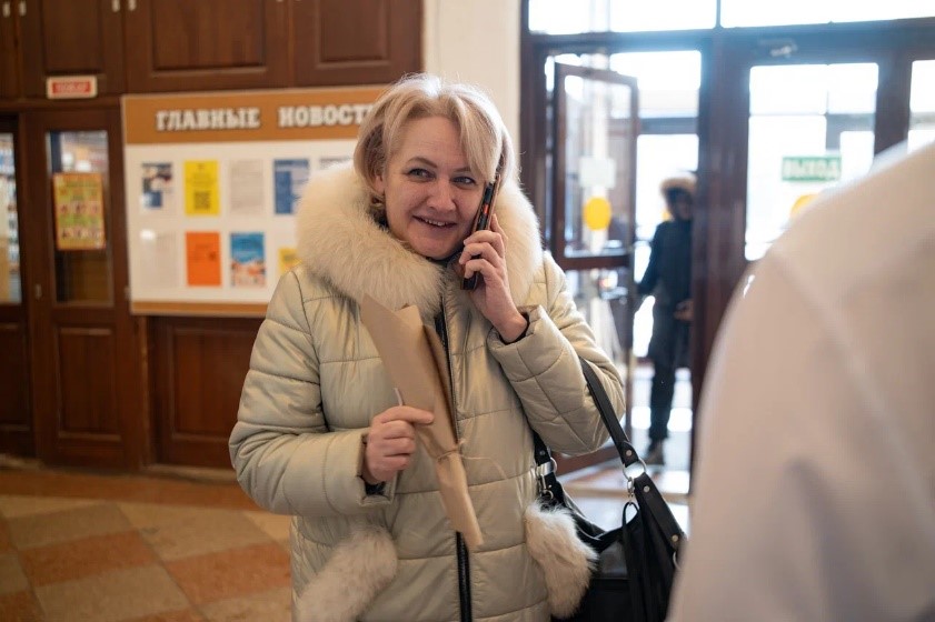 Бинго, песни и цветы: студенты поздравили женщин по‑особенному